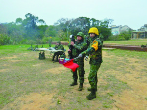 　管制官兵待命射擊。（圖：陳昱璟）