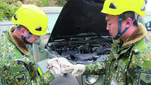 　官兵檢查車輛潤滑油刻度。（圖：楊子賢）