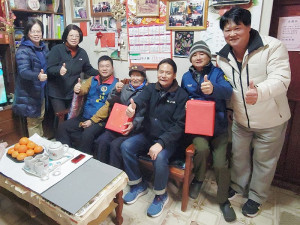 南竿鄉仁愛村陳春水9日過95歲生日,縣長王忠銘會同民社處長曾玉花及公所同仁前往祝壽,陳其運夫婦在家陪同老父親過生日。(圖/文:曹重偉)