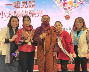 仁愛國小符蘊尹榮獲112學年度全國普仁獎表揚,在母親及麗珠老師陪同下,一起去新北貢寮典禮現場接受表揚。(圖:縣府教育處)