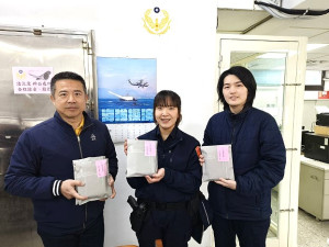 慶祝國際婦女節,縣警局由局長蕭欽杰代表,致贈每位女性同仁精美小禮品,表彰在職場上的優秀表現及對警界的付出。(圖:連江縣警察局)