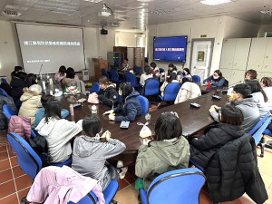 確保幼童安全及強化相關技能,民社處9日舉辦今年度連江縣托育人員在職訓練課程,邀請具有高級救護員資格的陳維祥主講。(圖/文:曹重偉)