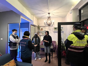 山隴卡拉OK遭民眾檢舉噪音、環境問題,縣府產發處邀相關單位聯合稽查。(圖/文:馮紹夫)