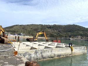 東莒猛澳碼頭外廓防波堤工程第三座沉箱順利定位完成。(圖/文:蔡夢玲)