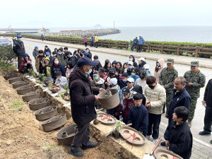 　北竿鄉113年植樹節活動在白沙濱海道路旁擴大舉辦，各界齊心種下6百株海桐。（圖／文：陳鵬雄）