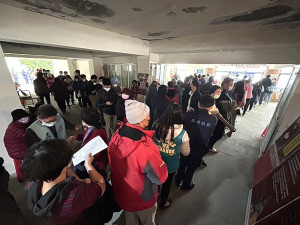 健檢南竿第3場,對應福澳、馬祖、津沙、四維4村加上錯過民眾,有486人完成檢驗,不少關卡大排長龍,局長陳美金都跳下來幫忙。(圖/文:曹重偉)