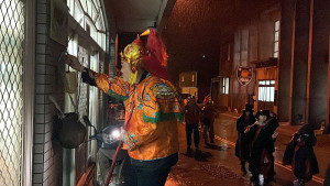 西莒擺暝「巡夜」習俗,由威武陳元帥令牌引領哈班八將巡邏田澳村境內,驅逐境內宵小、鬼魅,沿路並採集鮮花拿回插在香爐上討吉利,象徵平安。(圖/文:宋幸儒)