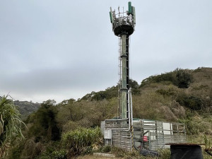 　北竿風山共構基地台共管機制未落實，現場凌亂感覺像是無人管理。（圖／文：陳鵬雄）