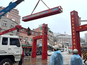 山隴白馬尊王春節牌樓16日完成拆除,象徵馬祖春節告了一段落。(圖/文:馮紹夫)