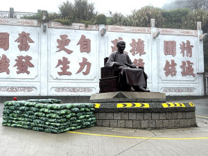 　北竿硬地超馬賽道武器陳展點準備就緒，讓跑者感受馬祖戰地氣氛。（圖／文：陳鵬雄）