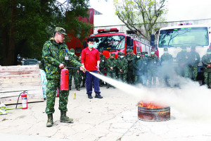 官兵實作滅火器使用方法。（圖：鍾惟同）