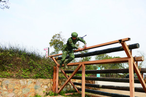 　官兵跨越高跳台。（圖：劉永濬）