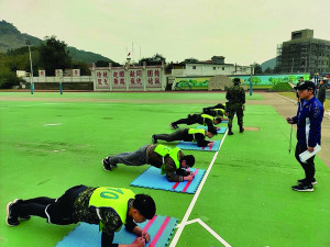 戰士鑑測平板撐體測驗。（圖：何蕙圳）