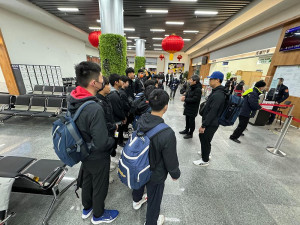 介壽國中代表連江縣出賽國中籃球乙級聯賽,校長吳健忠18日為球隊授旗。(圖:介壽國中小)
