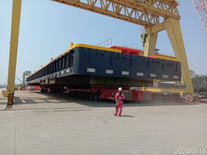 福澳碼頭區F3浮動碼頭主體結構之一的躉船,日前已在高雄興達港吊放下水。(圖:工務處)