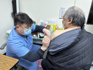 公費欣剋疹帶狀疱疹疫苗持續開打,截至3月18日止,縣內已有1405人次完成接種,縣醫昨湧入160人接種,並以第二劑佔絕大多數。(圖/文:曹重偉)