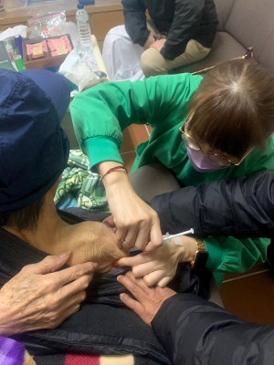 貼心便捷!衛生局為65歲行動不便及臥床長者,提供帶狀疱疹疫苗到宅接種服務,即起至22日開放電話預約,歡迎符合資格者多加利用。(圖:本報資料室)