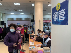 　整合式健檢北竿首場整體秩序良好，縣長王忠銘前往現場向工作人員表示感謝。（圖／文：陳鵬雄）