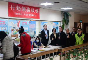 　外交部「行動領務」19日再度來馬舉辦，領事事務局長何震寰會同民社處長曾玉花、戶政事務所主任馮章明等前往現場關心。（圖／文：曹重偉）