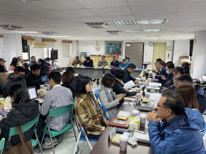 　縣府舉辦113年第9次主管週報暨北竿鄉政座談會，縣長王忠銘主持，副縣長陳冠人、秘書長張龍德及局處主管出席，北竿鄉村長及各級民代與會共同關心地方發展。（圖／文：陳鵬雄）