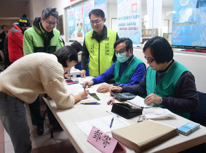 　臺北郵局配合外交部辦理「行動領務」措施，專程來馬服務鄉親，快捷郵件科科長沈佛龍（中）專程來馬督軍。（圖／文：曹重偉）