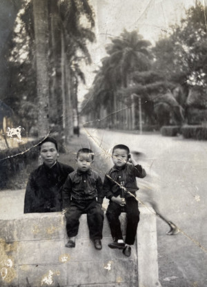 八歲時母親帶二個弟弟到台灣