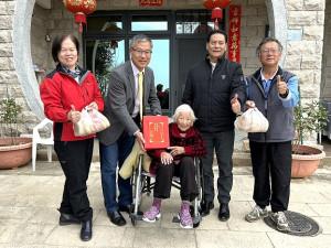南竿四維村陳奕蓮女士93歲生日,縣長王忠銘會同鄉長林志東、民社處長曾玉花及相關同仁登門祝壽。(圖/文:曹重偉)