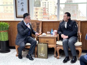 易飛網董事長周昀生拜會縣長王忠銘,同時表達有意招攬東南亞客群來馬。(圖/文:馮紹夫)