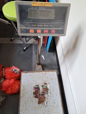 第一○岸巡隊21日中午與海關等執行小三通航線客輪入境檢查,查獲國籍旅客隨身行李夾帶豬肉乾,裁處新臺幣20萬元罰鍰。(圖:第一○岸巡隊)