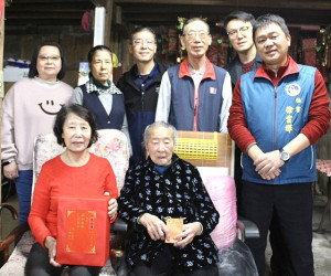 復興村張金蓮女士百歲大壽,縣府、公所送上壽禮。(圖:南竿鄉公所)