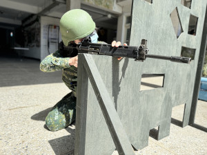 官兵練習跪姿射擊。 （圖：陳昱軒）