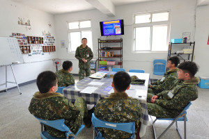 官兵認真聽講課程內容。（圖：鄭恆佳）