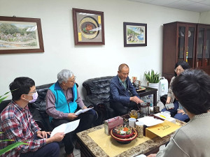 產發處25日與北竿鄉公所協調雌光螢繁殖期間暫停棲地除草作業。(圖:產發處)