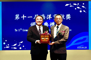 前海大校長張清風獲頒第十一屆海洋貢獻獎,連江縣議長張永江及副縣長陳冠人代表地方表達祝賀。(圖:國立臺灣海洋大學)