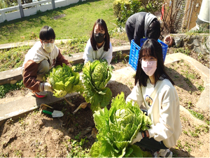 敬恆學生鄭媛媜、曹媛婷、曹宸浩在主任林慧貞、組長郭士銓指導下,參加教育部第六屆學校環境教育實作競賽,榮獲「優選」殊榮。(圖:敬恆國中小)