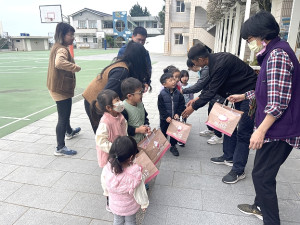 莒光鄉公所致贈敬恆國中小的學生白沙屯媽祖爆米花,祝賀青年節及兒童節快樂。(圖/文:宋幸儒)