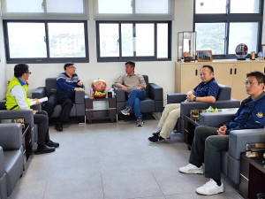 消防局長曹典鈺率隊拜訪東引鄉長林德建,雙方共同就推動居家防火安全計畫廣泛交換意見。(圖:連江縣消防局)
