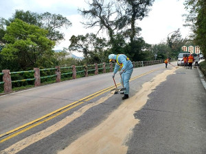 清水村往三槍堡路段28日中午疑似大型車輛沿路漏油,並造成機車騎士摔倒,連江縣環資局接獲通報後,立即派員到場清理。(圖/文:曹重偉)