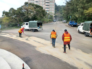 清水往三槍堡路段疑似大型車輛漏油　3名騎士摔車