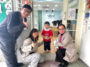 莒光鄉民代表會及敬恆國中小家長會致贈敬恆國中小的學生餅乾及精緻餐點,祝賀青年節及兒童節快樂。(圖/文:宋幸儒)