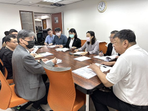 立委陳雪生主持「連江縣選舉委員會與縣府合署辦公廳舍經費分配案」會議,中選會將負擔1.8億預算。(圖:立委陳雪生辦公室)