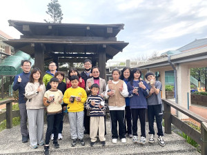 28日莒光鄉公所與莒光鄉代會前往東莒國小祝賀孩子們兒童節快樂。(圖/文:蔡夢玲)