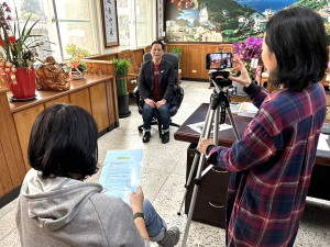 經過縣府及各界的努力,馬祖梅石藝文中心將於今年5月11日(暫定)開幕啟用,縣長王忠銘拍攝影片向鄉親宣布這項好消息。(圖/文:曹重偉)