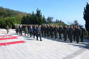 　春季國軍陣（公）亡將士祭典29日在珠螺軍人紀念園區舉行，由指揮官黃先任主祭，縣長王忠銘、副縣長陳冠人等與祭，氣氛莊嚴肅穆。（圖／文：曹重偉）