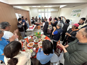 　響應地球日，縣長王忠銘前往環資局拍攝「減塑有我、蔬食無痕家庭日」減塑宣誓影片，是全台第一棒。現場舉辦三月慶生會，氣氛溫馨。（圖／文：曹重偉）