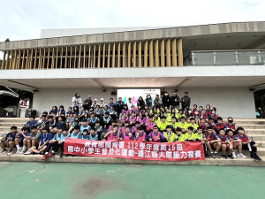 跨校競賽樂趣多,大隊接力、樂樂棒展現活力。(圖與文:曹重偉、馮紹夫)