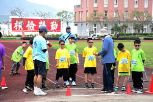 　介壽國中小第49屆校慶運動會30日圓滿落幕，各項競賽全體總動員，同學們全力以赴，為班上爭取好成績。（圖／文：曹重偉）