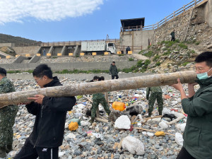 官兵齊心協力搬運大型枯木。（圖：林瑞和）