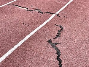 　塘岐運動場司令臺斑駁門面及破損跑道等將規劃進行修整。（圖／文：陳鵬雄）