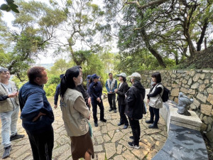 民社處長曾玉花2日再邀相關單位前往坑道周邊了解遊民狀況。圖：馮紹夫